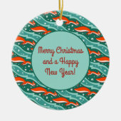 リスがクリスマスツリーの上で雪の中でジャンプする セラミックオーナメント (正面)