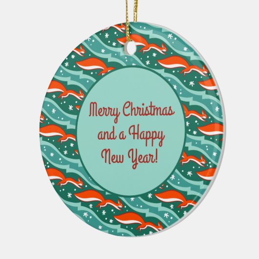 リスがクリスマスツリーの上で雪の中でジャンプする セラミックオーナメント (左)