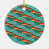 リスがクリスマスツリーの上で雪の中でジャンプする セラミックオーナメント (裏面)