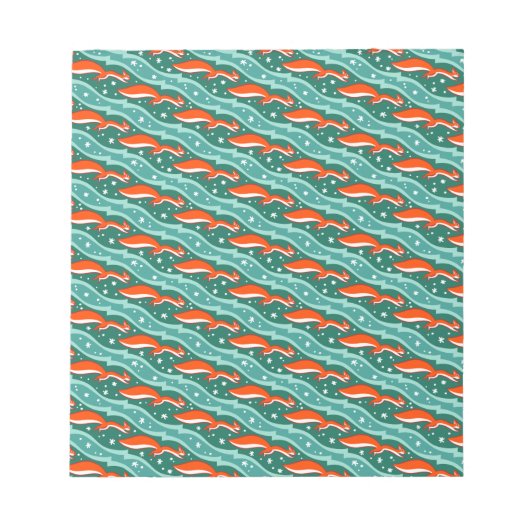 リスがクリスマスツリーの上で雪の中でジャンプする ノートパッド (正面)