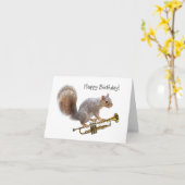リスがトランペットを演奏する誕生日カード カード (黄色い花)