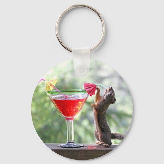 リスがハッピーアワーでカクテルを飲む キーホルダー (正面)