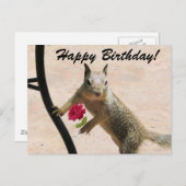リスがバラ誕生日グリーティングカードを持つ ポストカード (正面/裏面)
