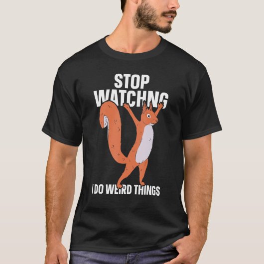 リスがリス風変わりルのウォッチを見て何かをする Tシャツ (正面)