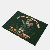 リスがレストランを開店 おもしろい バードフィーダー アウト ドアマット (アングル)