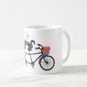 リスが付いているタンデム自転車 コーヒーマグカップ (正面右)