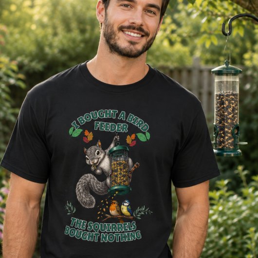 リスが占領した野鳥用フィーダーTシャツ Tシャツ