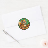 リスが木の実を持っているかわいいデザイン 🐿️🌰 ラウンドシール (封筒)