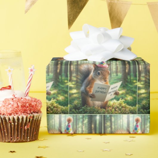 リスが誕生日カードを読んでいる ラッピングペーパー (誕生日パーティー)