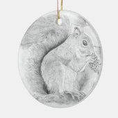 リスが軽食を食べる セラミックオーナメント (左)