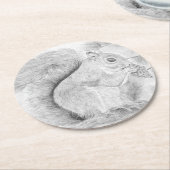 リスが軽食を食べる ラウンドペーパーコースター (アングル)