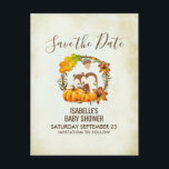 リスとカボチャの秋のクラシックSTD 案内ポストカード<br><div class="desc">赤ちゃんのお祝いや誕生日の「保存の日」ポストカード。かわいいチップムンクがオレンジ色の水彩画のカボチャの後ろに立っています。ドングリの葉とオレンジ色の花や他の小枝と葉でできた葉の輪がそれらを囲んでいます。背景はクリーム色の偽の古い羊皮紙で、ざらざらとした古びた感じがします。 ポストカードの裏側には、あなた自身の名前と住所と一緒に、あなたがパーソナライズできるメッセージがあります。</div>