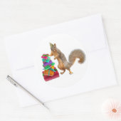 リスと誕生日プレゼントシール ラウンドシール (封筒)