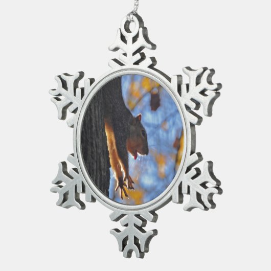 リスの伸張 スノーフレークピューターオーナメント (右)