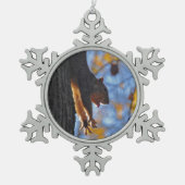 リスの伸張 スノーフレークピューターオーナメント (正面)