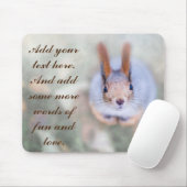 リスは下から上まで見ている マウスパッド (マウス)