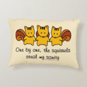 リスは私の正気のユーモアを盗む アクセントクッション (裏面)