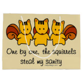 リスは私の正気を盗みます ラージペーパーバッグ (裏面)