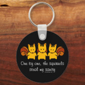 リスは私の正気を盗む黒 キーホルダー (正面)