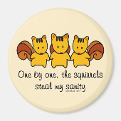 リスは私の正気を茶色く盗む マグネット (正面)