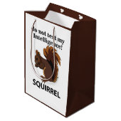 リスは私の知性リスをテストしない ミディアムペーパーバッグ (裏面アングル)