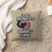 リスやワインに気を取られやすい クッション (ブランケット)