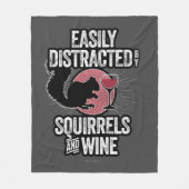 リスやワインに気を取られやすい フリースブランケット (正面)