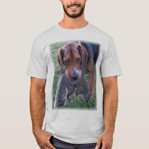 リスを取り出しているビーグル犬 Tシャツ
