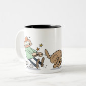 リスを追跡している犬 ツートーンマグカップ (正面左)