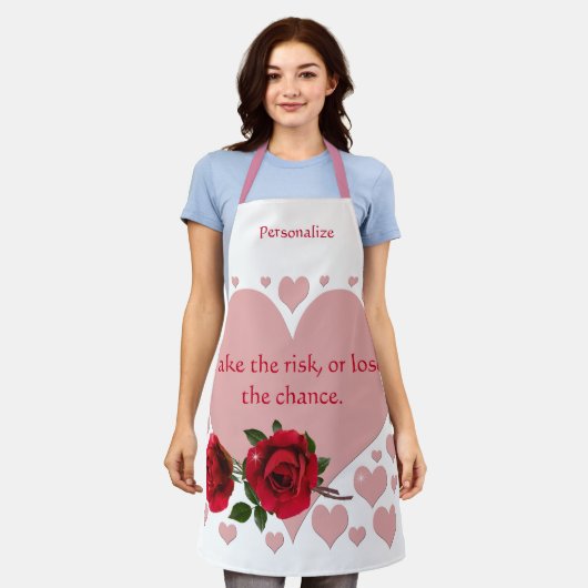 リスクを取る引用文ピンクハート赤いバラ エプロン (着用した状態)