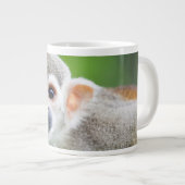 リスザルのクローズアップ ジャンボコーヒーマグカップ (正面右)