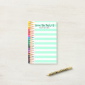 リストの卓上名前をする先生によって並べられる鉛筆 ポストイット (デスク上)