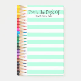 リストの卓上名前をする先生によって並べられる鉛筆 ポストイット