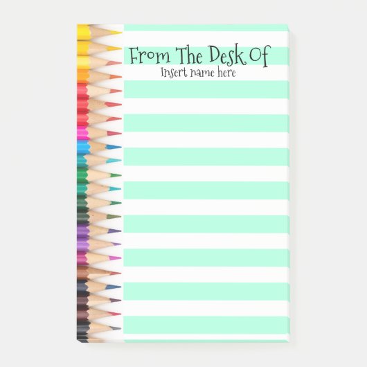 リストの卓上名前をする先生によって並べられる鉛筆 ポストイット (正面)