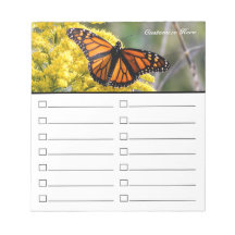 リストまたは食料雑貨のリストのメモ帳をする蝶