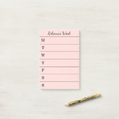 リストをする軽い珊瑚の週間プランナーの原稿の名前 ポストイット (デスク上)