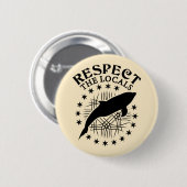 リスペクトザローカルズ – ドルフィンラバー引用文 缶バッジ (正面&裏面)