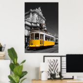 リスボンの黄色い路面電車。アウグスタ通りアーチのモノクロ写真 ポスター (ホームオフィス)