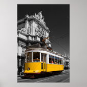 リスボンの黄色い路面電車。アウグスタ通りアーチのモノクロ写真 ポスター (正面)
