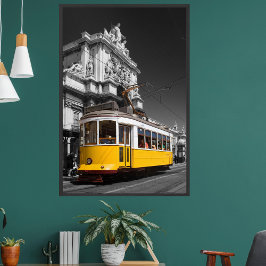 リスボンの黄色い路面電車。アウグスタ通りアーチのモノクロ写真 ポスター