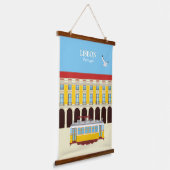 リスボンイエロートラムヴィンテージスタイル 吊り下げ型タペストリー (傾斜あり)