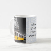 リスボンイエロートラム。オーガスタ通りアーチB/W写真 コーヒーマグカップ (正面左)