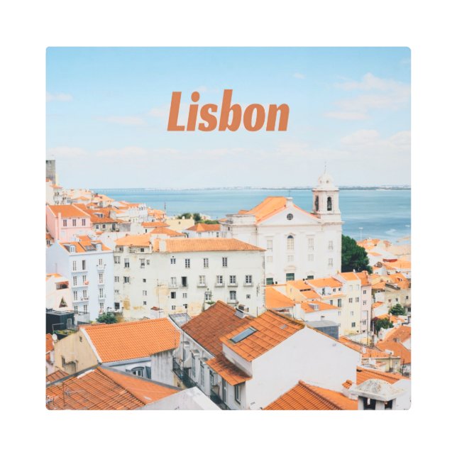 リスボンポルトガルアトランティックビーチレッドルーフズ メタルプリント (正面)