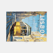 リスボンポルトガルイエロートラムトラベルアートヴィンテージ フリースブランケット (正面(横))