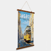 リスボンポルトガルイエロートラムトラベルアートヴィンテージ 吊り下げ型タペストリー (傾斜あり)
