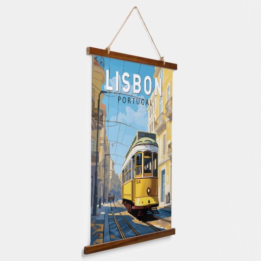 リスボンポルトガルイエロートラムトラベルアートヴィンテージ 吊り下げ型タペストリー (傾斜あり)