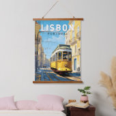 リスボンポルトガルイエロートラムトラベルアートヴィンテージ 吊り下げ型タペストリー (寝室)