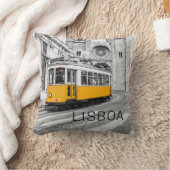リスボンレトロトラムポルトガルヴィンテージ路面電車 クッション (ブランケット)