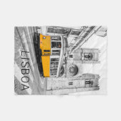 リスボンレトロトラムポルトガルヴィンテージ路面電車 フリースブランケット (正面(横))