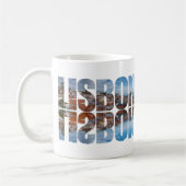 リスボン文字は反射と古い街並みを構成 コーヒーマグカップ (左)